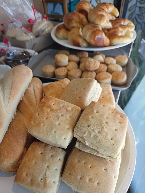 Pan casero, medialunas y facturas saladas