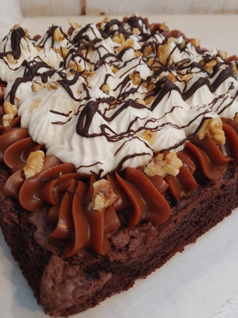 Porción de torta de chocolate con nueces