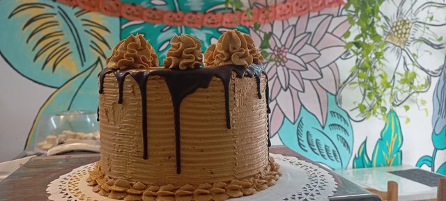 Torta con dulce de leche y baño de chocolate